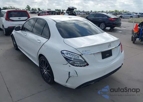 2018 Mercedes-Benz C 300 z USA, uszkodzony, nr VIN 55SWF4JB2JU241494